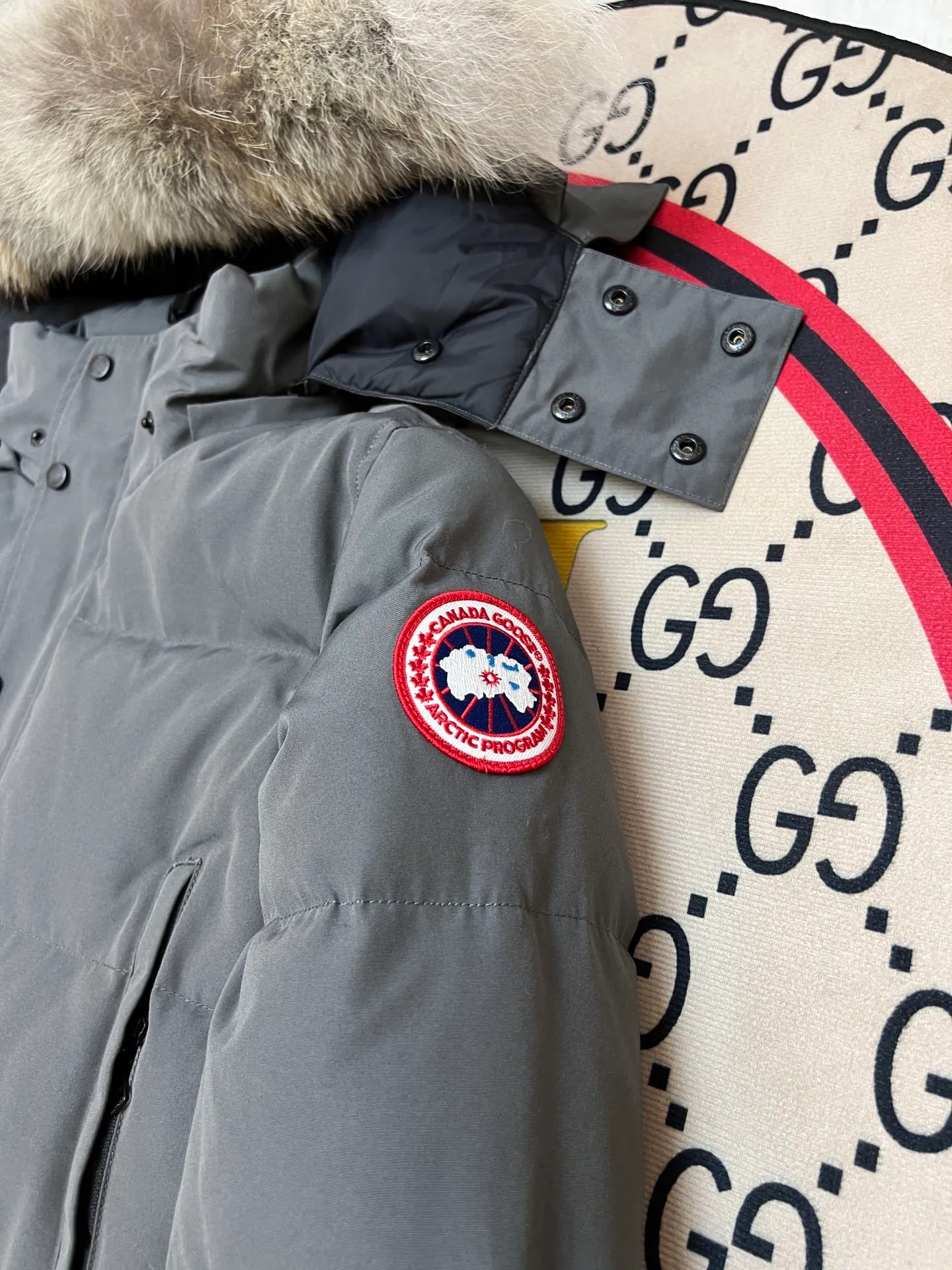 P800 Canada Goose Wyndham Parka has 29 styles for men and women. The hood and fur collar are detachable. My personal favorite is simple and elegant. It is clean and tidy. All Arctic and Antarctic scientific expedition teams choose Canada Goose as their cold wear. It is the Rolls-Royce of down jackets. ➖ Industry-leading anti-counterfeiting chip sensing. ➖ Imported Behringer embroidery machines and customized embroidery labels, the highest level and industry leading. ➖ Imported Korean 21-count polyester-cotton blended original fabric, TC85 waterproof coated fabric, water-repellent, windproof and wear-resistant. ➖ The new national standard 80 white duck down is filled with an average of 520 grams of down. The amount of down filled is industry-leading. ➖ 100% nylon lining with double double-layer sealing design to prevent velvet running, and seamless thread design on the cuffs! ➖ Western Canadian Green Wolf Collar. ➖ Yoshida YKK provides original factory-customized electroplated sliders. YKK two-way lockable zippers are tight and smooth and do not peel off paint. ➖ 3M composite Velcro is durable and the accessories and hardware are all custom-made. Note: Our copywriting is only simple and clear. Instead of bragging about the copywriting, it is better to compare and understand with samples. Only for the purest goose, the most dedicated, the most professional, the highest quality, the highest cost performance! SIZE:S-XXL [With size chart]